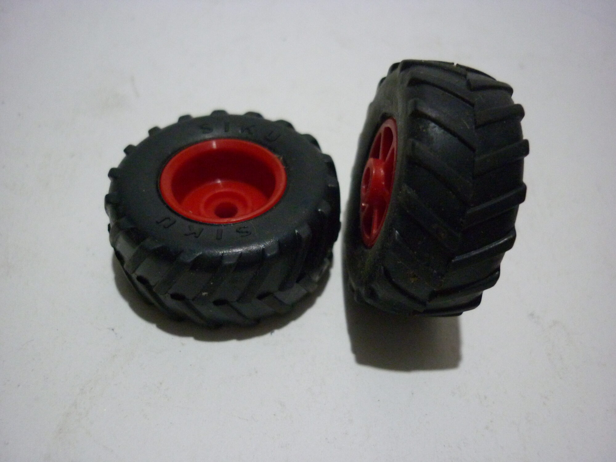 Siku Pair of Red Wheels